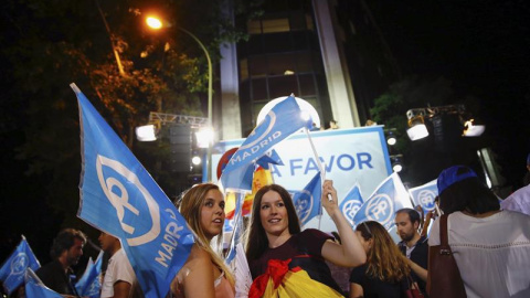 Simpatizantes del Partido Popular junto a la sede del partido en la madrileña calle Génova, tras conocer los primero resultados electorales tras los comicios generales que se han celebrado hoy en España. EFE/J.P.GANDUL