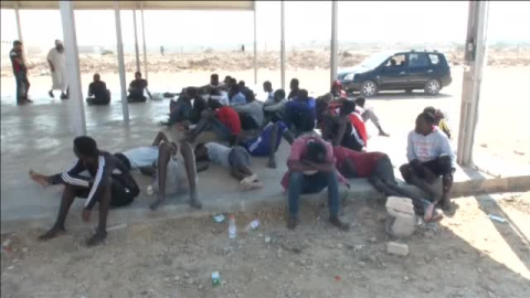 Alrededor de 60 migrantes son rescatados despuÃ©s de naufragar en las costas de Libia