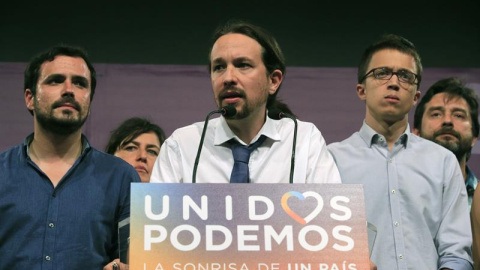 El líder de Unidos Podemos Pablo Iglesias, acompañado por Alberto Garzón e ïñigo Errejón, durante su comparecencia ante la prensa tras conocer los resultados de las elecciones generales celebradas hoy en España, esta noche en el teatro Goya