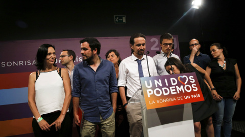 Pablo Iglesias junto a miembros de Unidos Podemos antes de ofrecer su comparecencia tras los resultados electorales. REUTERS/Andrea Comas