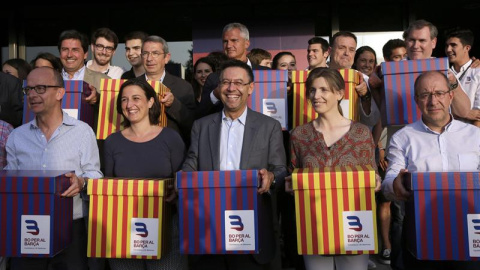 El candidato a la presidencia del FC Barcelona, Josep Maria Bartomeu (c), el pasado día 4 al entregar las firmas para formalizar su candidatura. /EFE