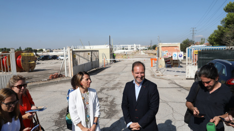 La presidenta de la Junta de Villaverde, Concha Chapa, y el delegado de Urbanismo, Mariano Fuentes, atienden a los medios tras visitar el polígono logístico | Ayuntamiento de Madrid.