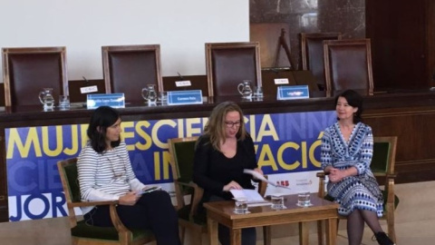 María Blasco junto a la periodista Patricia Fernández y la investigadora sueca Katarina Nordqvist en las jornadas Mujeres, Ciencia e Innovación. /ALEJANDRO GONZÁLEZ