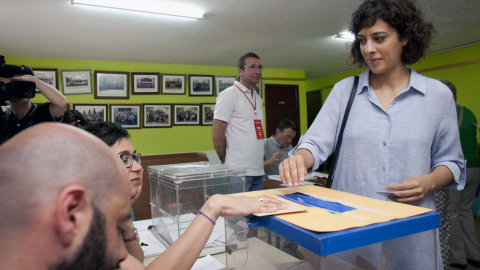 La número uno de En Marea en la provincia de Pontevedra, Alexandra Fernández, ejerce su derecho a voto en un colegio del barrio de Coia, en Vigo, para las elecciones del 26-J. EFE/Salvador Sas