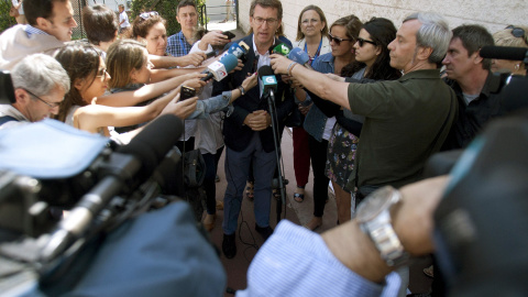 El presidente de la Xunta de Galicia, Alberto Núñez Feijoo, hace declaraciones tras votar en un colegio electoral de Vigo en la jornada del 26-J. EFE/Salvador Sas