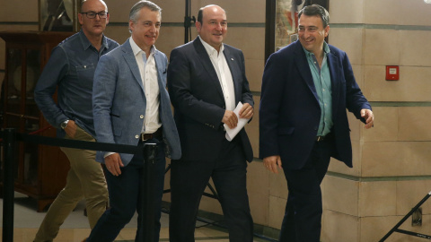 El presidente del PNV, Andoni Ortuzar, el lehendakari Íñigo Urkullu, y el candidato al congreso Aitor Esteban, antes de la la rueda de prensa tras conocer los resultados de las elecciones generales del 26-J. EFE/LUIS TEJIDO.