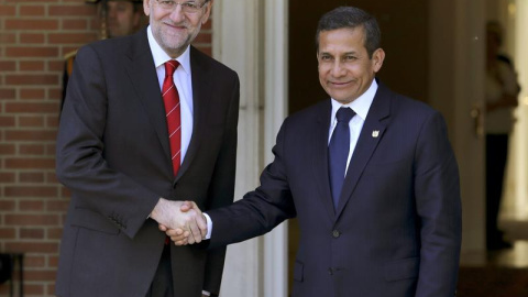 El jefe del Gobierno, Mariano Rajoy (i), saluda al presidente de Perú, Ollanta Humala, a su llegada al Palacio de la Moncloa donde se reunieron con motivo de la visita a España del mandatario peruano. EFE