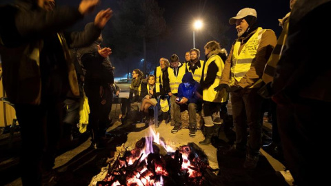 Manifestantes vestidos con chalecos amarillos protestan hoy en Langon, cerca de Burdeos (Francia). Las protestas de los "chalecos amarillos" o "Gilets Jaunes" se han desatado en Francia durante más de tres semanas. Los enfrentamientos entre