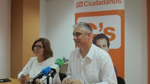 María Antonia Sanmartín y Juan Luis Lara, ediles de Ciudadanos en Mérida, en una rueda de prensa conjunta. Archivo EUROPA PRESS