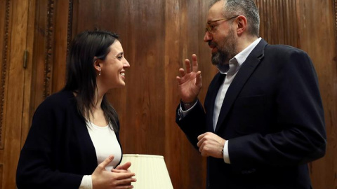 Los portavoces parlamentarios de Ciudadanos y Podemos, Juan Carlos Girauta e Irene Montero, respectivamente, durante la reunión que han mantenido hoy en el Congreso para avanzar en una futura reforma de la ley electoral más proporcional. EF