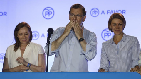 Mariano Rajoy, junto a María Dolores de Cospedal y a su mujer, Elvira Fernández, en Génova. / JAVIER LIZÓN (EFE)