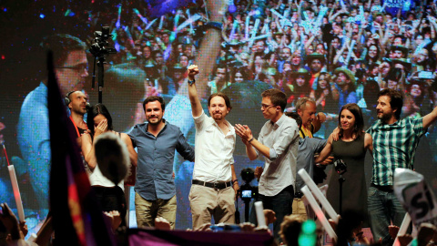 El líder de Podemos, Pablo Iglesias (centro) levanta el puño ante miles de personas en la plaza del Museo Reina Sofía de Madrid.- REUTERS