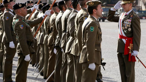 Miembros del ejército durante la ceremonia militar en honor a la Inmaculada, patrona de la Iha presididnfantería, en el cuartel El Bruc de Barcelona, que ha sido presidida por el teniente general Fernando Aznar Ladrón de Guevara, inspector 