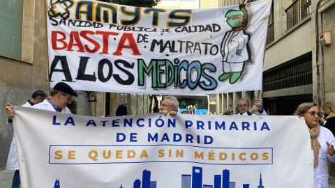 Varias personas con una pancarta durante una concentración frente a la consejería de Sanidad.