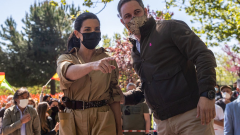 La candidata de Vox a la Comunidad de Madrid, Rocío Monasterio, y el líder del partido, Santiago Abascal, durante un acto electoral del partido de ultraderecha.