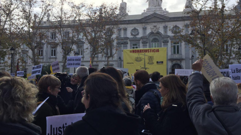 La pancarta del col·lectiu No hay justicia davant la seu del Tribunal Suprem. MARIÀ DE DELÀS.