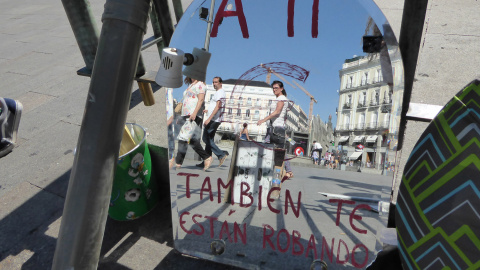 Una de las pancartas que hay en la Puerta del Sol, en protesta por la 'ley mordaza' / A. I