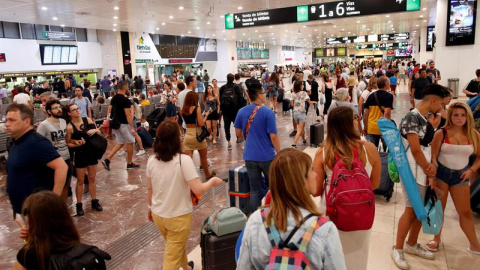 Pasajeros concentrados este agosto en la estación de Sants, Barcelona. / EFE