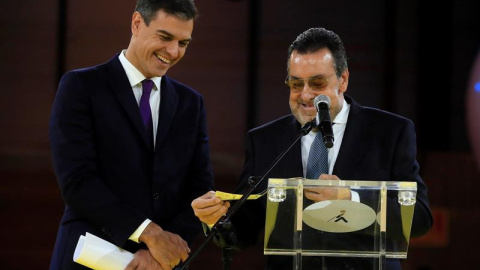 El presidente del Gobierno, Pedro Sánchez (i), junto al presidente de la ONCE, Miguel Carballeda (d), durante el acto con motivo del 80 aniversario de la ONCE hoy en Ifema. EFE/Fernando Alvarado