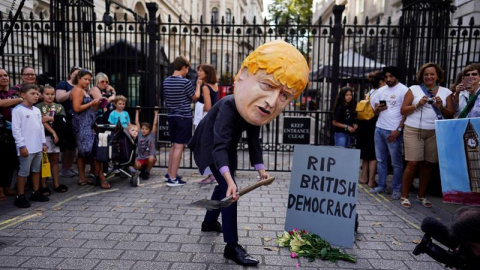 Una protesta contra la suspensión de los Comunes junto al número 10 de Downing Street, en Londres. - EFE