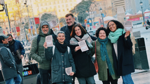 La regidora Lucía Martín a l'estació de plaça Catalunya, iniciat la campanya amb altres membres dels comuns i activistes