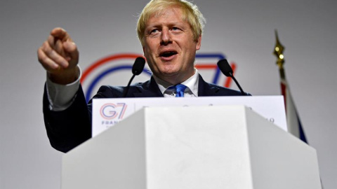 26/08/2019.- El primer ministro del Reino Unido, Boris Johnson, durante la rueda de prensa que ha ofrecido este lunes por la tarde durante la cumbre del G7 celebrada en Biarritz (Francia), este lunes. La ministra principal de Escocia, Nicol