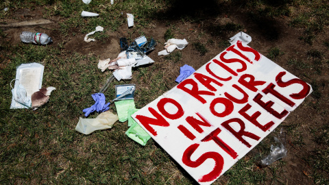 Vendas con sangre y restos de la protesta yacen sobre el césped del capitolio del estado de California, tras el enfrentamiento entre neonazis y antifascistas en Sacramento , California, Estados Unidos.- REUTERS / Max Whittaker