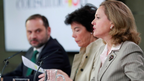 La ministra de Economía, Nadia Calviño, con la portavoz dl Gobierno, Isabel Celaá, y el titular de Fomento, José Luis Ábalos, durante la rueda prensa tras la reunión del Consejo de Ministros. EFE /Angel Diaz