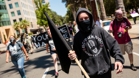 Contramanifestantes antifascistas desfilan por Sacramento tras que varias personas fuesen apuñaladas durante el enfrentamiento entre los neonazis que celebraron una concentración permitida.- REUTERS / Max Whittaker