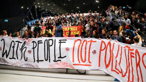 Miembros de organizaciones ecologistas se manifiestan durante la cumbre del clima (COP24) de Katowice (Polonia)./EFE