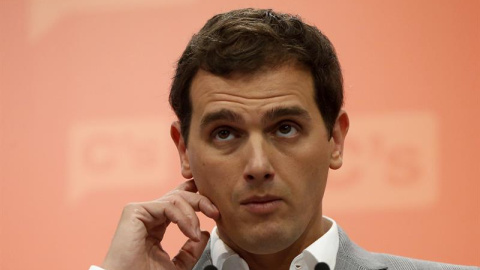 El líder de Ciudadanos, Albert Rivera, durante su comparecencia ante los medios tras la reunión de la ejecutiva de su partido hoy en Madrid para analizar los resultados de las elecciones del 26J.  EFE/Juan Carlos Hidalgo