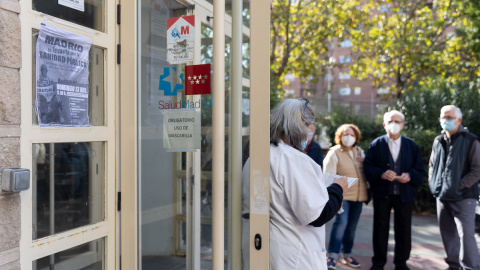 Una enfermera llama a pacientes a las puertas del Centro de Salud Federica Montseny del Servicio de Urgencias de Atención Primaria (SUAP), a 7 de noviembre de 2022, en Madrid.