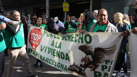 07/11/2022 - La protesta d'activistes de la PAH davant la seu del PSC contra l'enduriment de la LECrim.