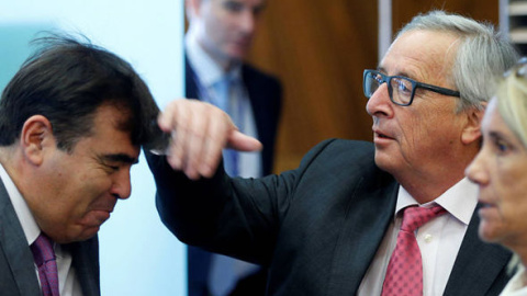 Jean-Claude Juncker revolvió el cabello de su colega mientras asistía a una reunión de la UE en un extraño saludo. REUTERS