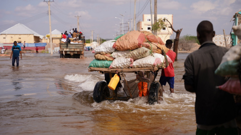 18/12/23. Imagen de Beledweyne, una ciudad densamente poblada en el centro de Somalia, donde las aguas del río inundaron la ciudad, lo que obligó a las familias a trasladarse a tierras más altas.