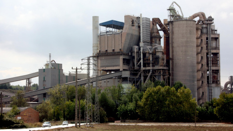 Fàbrica de ciment d'Uniland a Santa Margarida i els Monjos. JAVI POLINARIO.