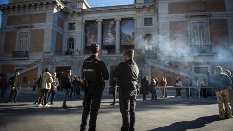 Dos policías a las puertas del Museo del Prado, a 5 de noviembre de 2022, en Madrid