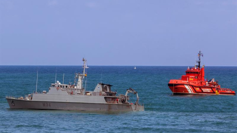 Vista del buque de la Armada encallado durante las labores de rescate en La Manga. / EFE