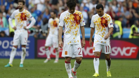 Silva, Pedro y Piqué, cabizbajos tras la derrota de España contra Italia. /EFE