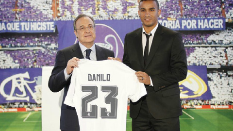 Danilo posa junto a Florentino Pérez en el palco de honor del Santiago Bernabéu.