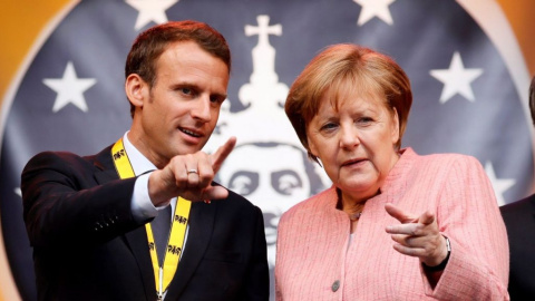 Macron y Merkel dialogan. Imagen de archivo