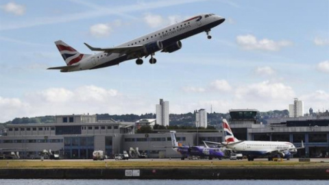 Un avión de British Airways despega del London City Airport. /