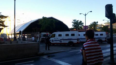 Furgonetas de Antidisturbios de la Ertzaintza, en la caseta (txosna) de Hontzak en la Semana Grande de Bilbao.