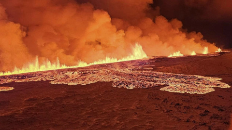 Una erupción volcánica al norte de Grindavík.