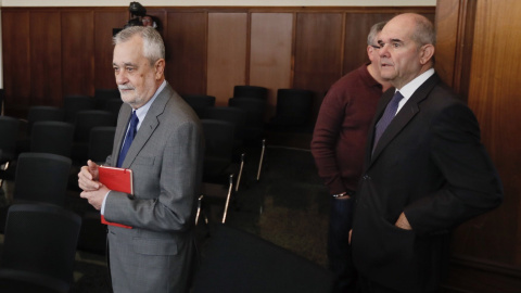 Los expresidentes socialistas José Antonio Griñán y Manuel Chaves, a la llegada a la sala de la Audiencia de Sevilla donde se ha reanudado el juicio de la pieza política del caso ERE. EFE/José Manuel Vidal