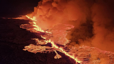 La lava se extiende a causa de la erupción volcánica, a cuatro kilómetros al noreste de la ciudad de Grindavík, Islandia.