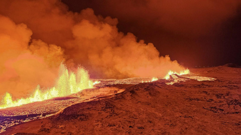 Fotografía cedida por las autoridades islandesas donde se observa una erupción volcánica al norte de Grindavík, en Islandia, a 19 de diciembre de 2023.