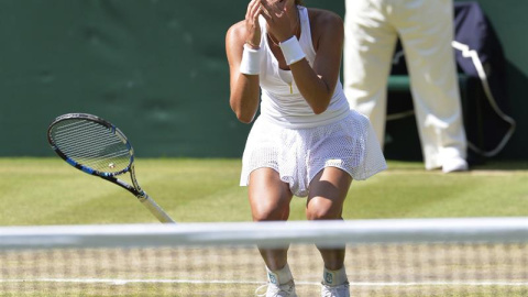 La tenista española Garbiñe Muguruza celebra su victoria ante la polaca Agnieszka Radwanska en las semifinales de Wimbledon. /EFE