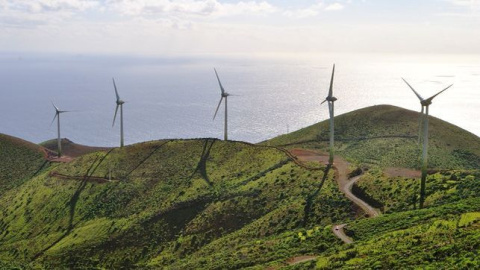 Parque eólico en Gorona, El Hierro. EFE