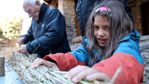 L'Ania, de 5 anys, és una de les nenes que cremarà la faia des del balcó de l'Ajuntament. N'aprèn dels grans del poble